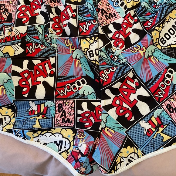 Graphic print booty shorts - Picture 3 of 3